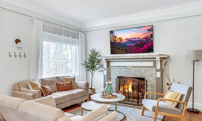 Pasadena House | A Huge, Calm, Relaxing, Beautiful Home w Swim Spa close to Universal Studio