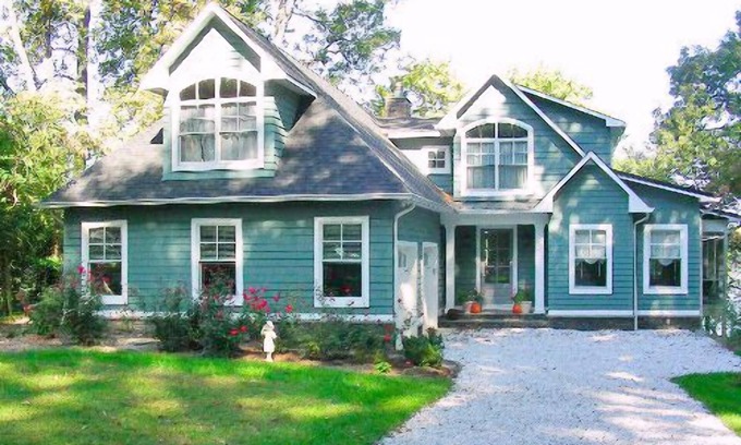 Edgewater House | A huge deck and screen porch on this contemporary cape in Edgewater offers great views of Beard's Creek and out onto the South River.