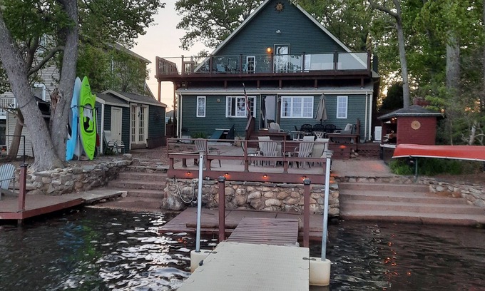 Lake Pocotopaug House | 🌅A Lakefront Sunrise retreat for Couples or Families🌅