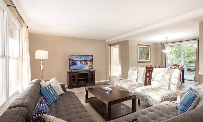 Leland Cottage | A Leland Favorite!Walk to Beach& Town Sleeps 10 OPEN 1st Toast the Season Wines!
