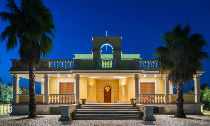 Arnesano Villa | A lovely villa with a wonderful garden and private swimming pool for our guests