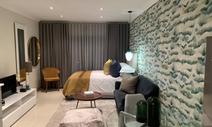 Greater Johannesburg Metropolitan Area Apartment | A luxurious contemporary and modern studio in trendy Noordwyk suburb in Midrand