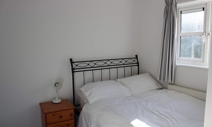 Cowes House | A modern cottage in a quiet cul-de-sac