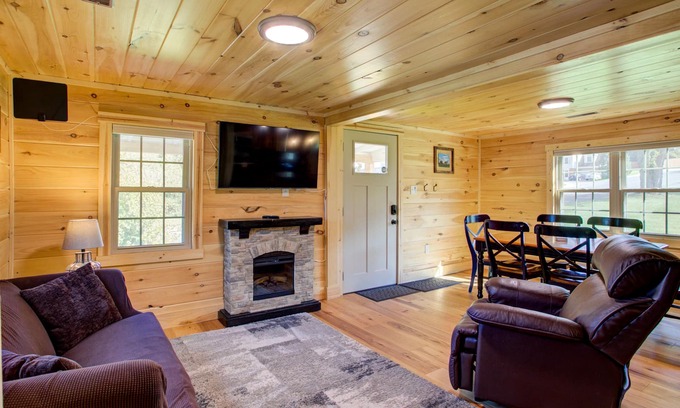 Elizabethtown House | A Modern Rustic Chalet with HOT TUB! Near Hershey, PA