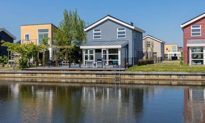 Oude-Tonge House | A panorama of water and nature at this comfortable dyke house!