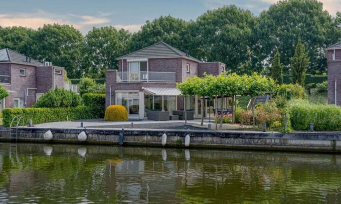 Oude-Tonge House | A panorama of water and nature from this comfortably furnished dike house!