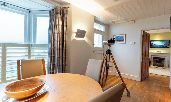Newport House | A peaceful retreat for 12 by the sea - incredible coastal luxury