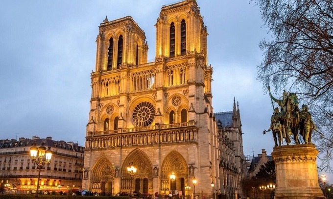 4th Arrondissement Apartment | A PERFECT BLEND OF PARISIAN HERITAGE WITH MODERN COMFORT AT ILE SAINT LOUIS