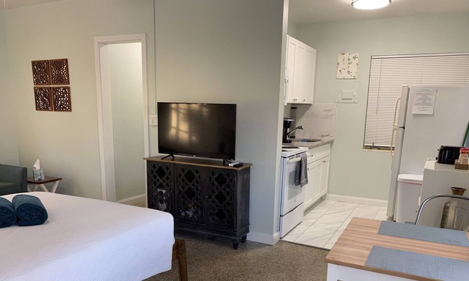 Mango Groves Apartment | A Piece of Paradise (1.6 mile 🏖beach & .3 from Lakeworth ⛳️ Golf )
