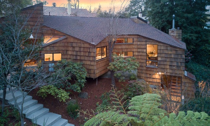 Rockridge House | A Rockridge oasis steps from the center of it all