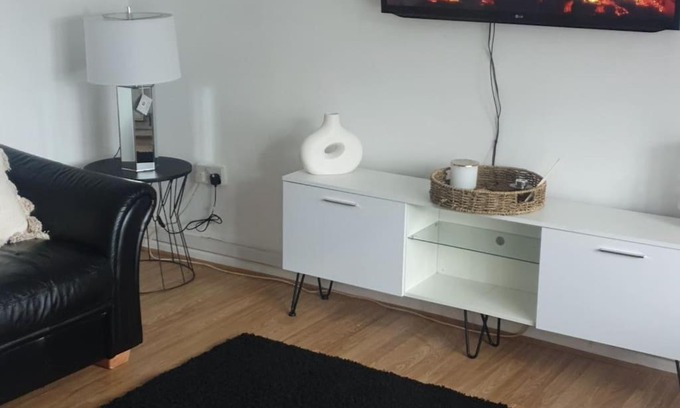 Wolverhampton Apartment | A&S properties, no guest fees, with drive and near city centre