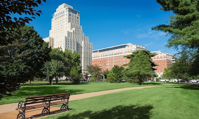 Central West End Hotel | A short drive away from Saint Louis Science Center! 2 Spacious Rooms! W/Parking