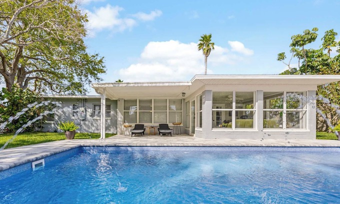 Venetian Way House | A Space aWAVE – A Relaxing Coastal Getaway