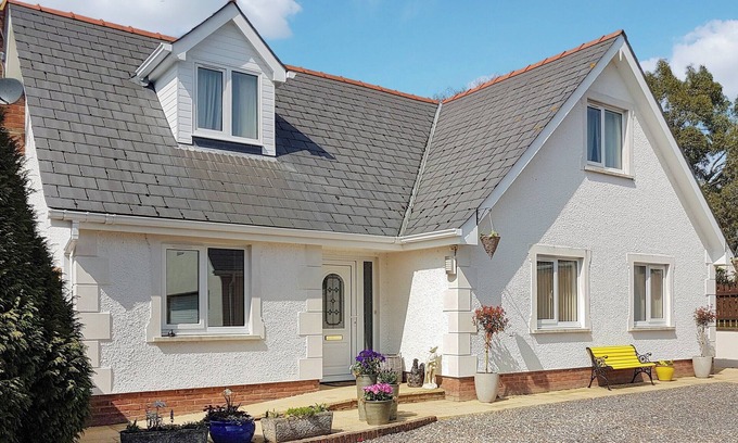 Cardigan Cottage | A spacious holiday home with a heavenly hot tub close to stunning beaches.