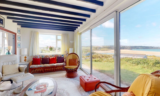 Hayle Cottage | A spacious mix of modern and retro with stunning sea views