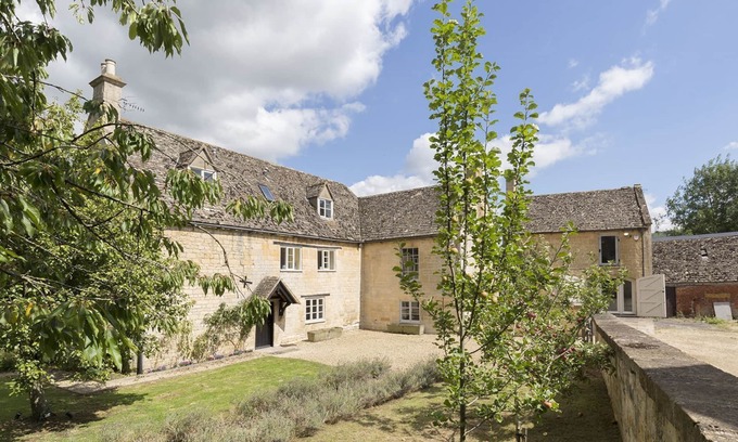 Winchcombe Cottage | A sudeley castle cottage that sleeps 14 guests in 7 bedrooms