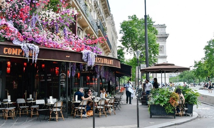 17th Arrondissement Apartment | A TASTE OF PARISIAN GRANDEUR : LUXE LIVING STEPS AWAY FROM ARC DE TRIOMPHE