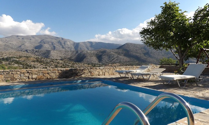 Astiraki Hotel | A traditional mountain gîte with swimming pool and local cuisine!