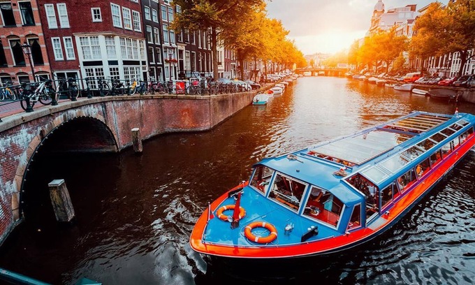 Kinkerbuurt Apartment | A unique canal-view experience in Amsterdam City Center