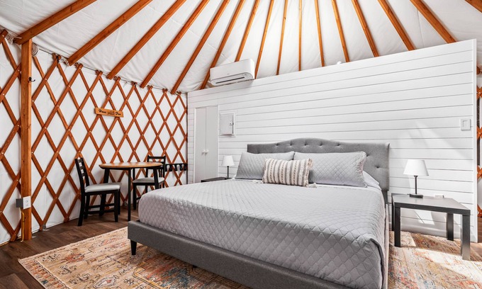 New Braunfels Cabin | A Unique Texas Hill Country Glamping Experience! Full bathroom and Great AC!