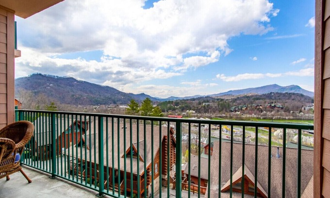 Pigeon Forge Condo | A View to Remember - Jacuzzi Tub & Community Pools