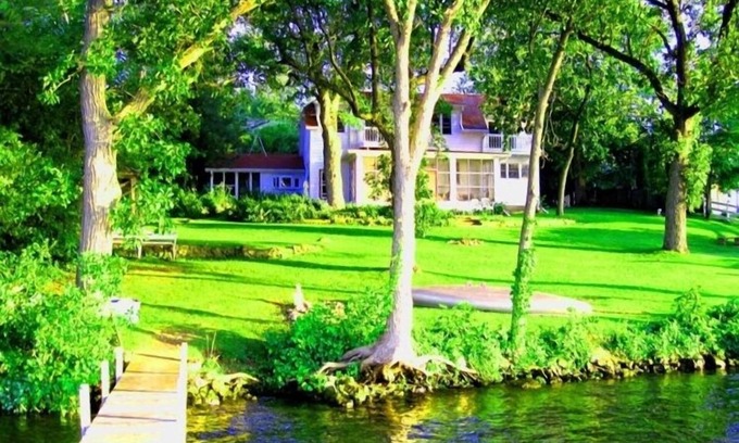 Ripon House | A Vintage & Historical Lake Front Home (Sleeps 9)