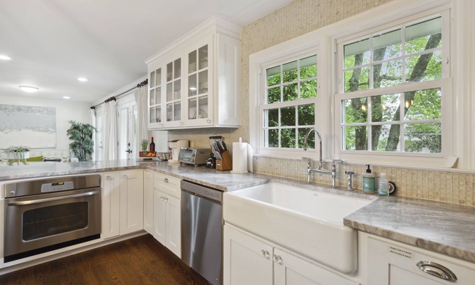 North Buckhead House | "A"Walk to Everything! Top Buckhead Restaurants, Phipps/Lenox Malls,Everything!