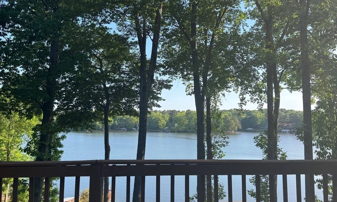 Bracey House | A Ward Winning ViewsnFabulous 5-bedroom house on Lake Gaston - Great Creek