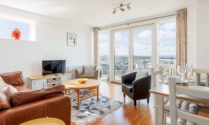 Poole Apartment | A Wave From It All - Extensive Harbour Views