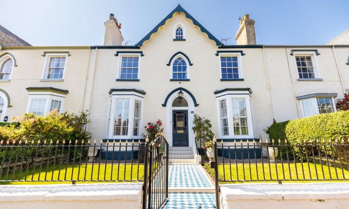 Llandudno House | Abbey Lodge, Llandudno - Period Townhouse, 5 bedrooms & bathrooms, with Hot Tub & Private Parking