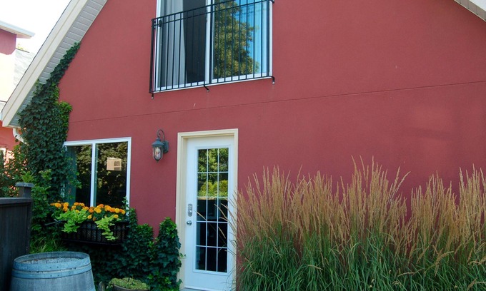 South Pandosy Cottage | Abbott Street Carriage House