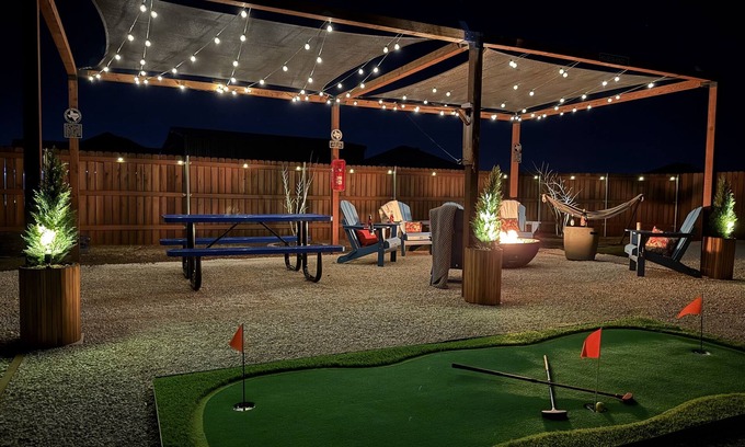 Potosi House | Abilene's Ultimate Backyard Getaway: Putt-Putt, Fire Pits, & Giant Games Galore!