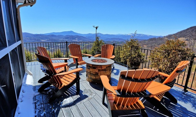Boone Ski Chalet | Above it All-Open for Bookings! Pool Table, Wi-Fi, AC