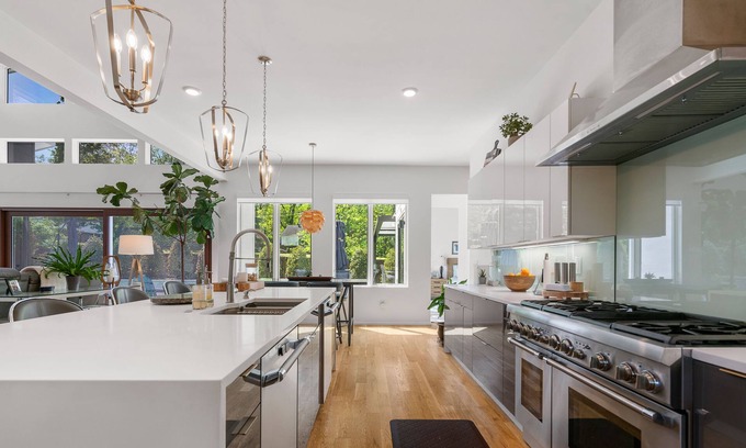 Oak Hill House | Above Nashville Contemporary I Pool&Spa | ModernI Pet FriendlyI Luxe Services