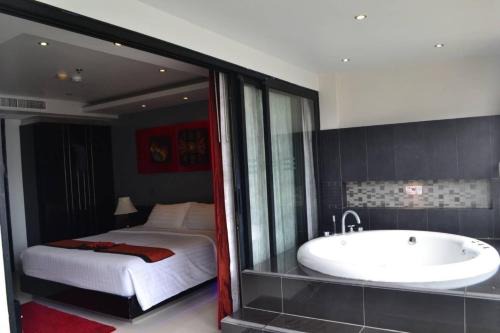 Patong Apartment | Absolute Bangla Suites 69sqm with Jacuzzi