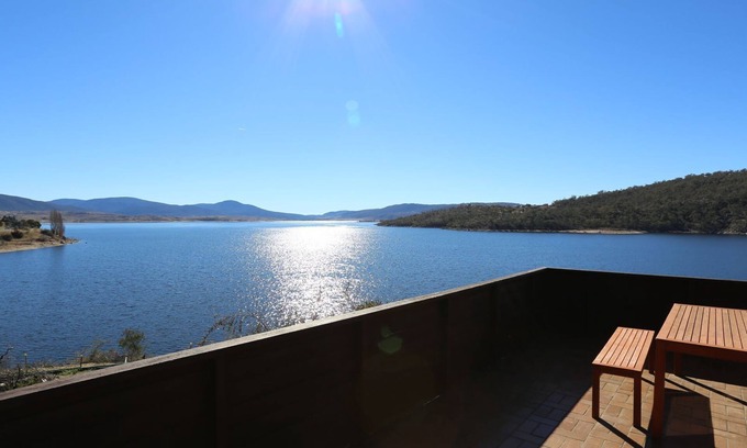 Jindabyne Apartment | Absolute lakefront, stunning position right in Jindabyne