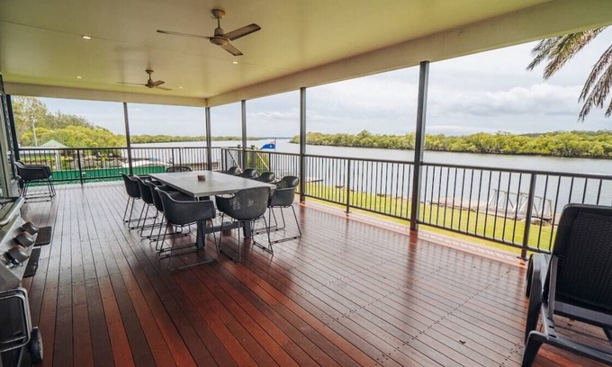 Meldale House | Absolute Waterfront Pumicestone Passage-Pontoon!