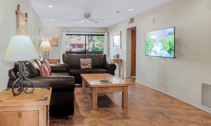 Paradise Valley Village Condo | Ace's Cowboy Condo with Fantastic View!