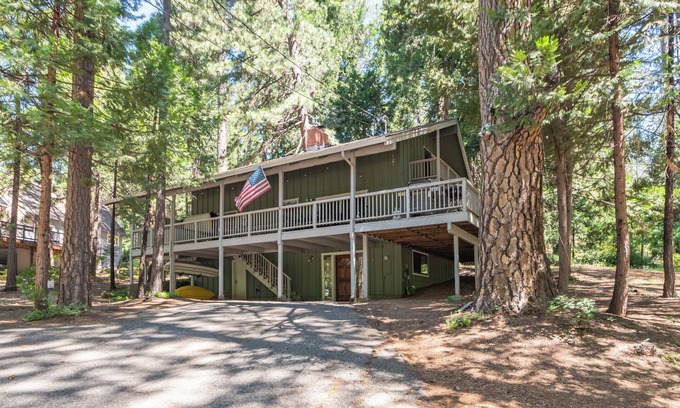 Glencoe Cabin | ACROSS FROM LAKEMONT PINES LAKE SLEEPS 16 W/HOT TUB, PET FRIENDLY