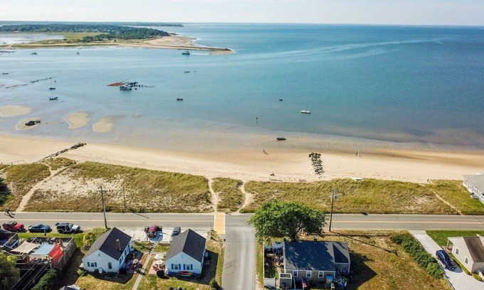 Wellfleet House | Across from Mayo beach walk to downtown!