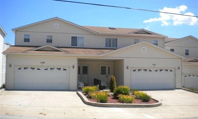 Lake Ozark House | Across from Shady Gators & H Toad 5 BR Sleeps (10) 3,000 sq ft