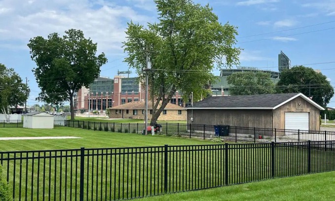 Ashwaubenon House | Across the street from Lambeau! Remodeled 5 bedroom house with big backyard!