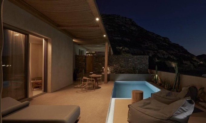 Matala House | Adama - Luxury Junior Suite with Private Heated Swimming Pool