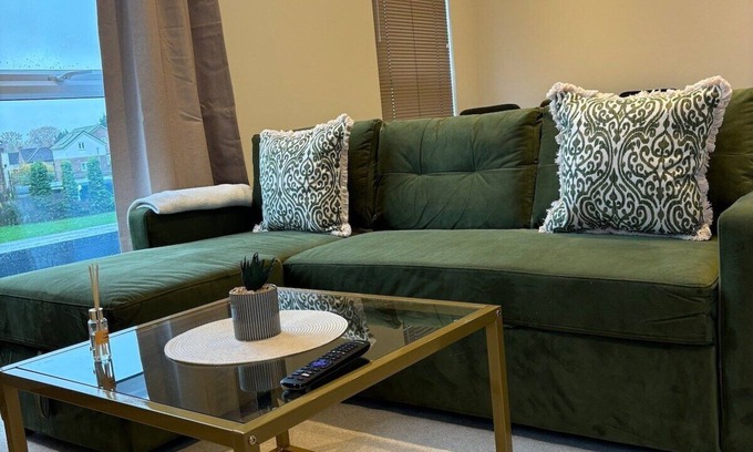 Runnymede Apartment | Addlestone - 15 mins to LHR