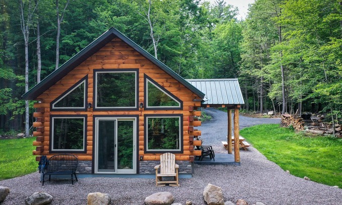 Glenfield Cabin | Adirondack Log Cabin on Scenic Waterfront Natural Soaking Pool
