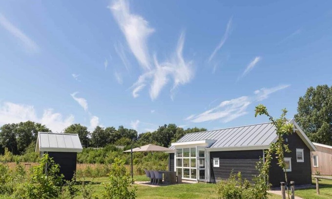 Westenschouwen House | Adjacent to the orchard, this chalet has a spacious garden with unobstructed views. The chalet has a