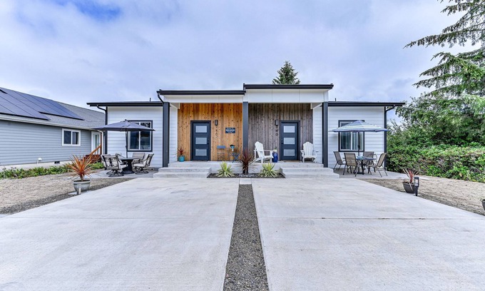 Ocean Shores House | Adjoining Waterfront Homes, Pets, Hot Tubs, Groups