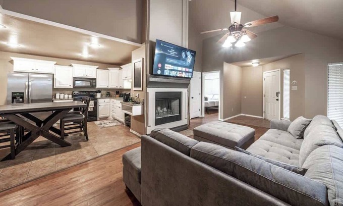 Lubbock House | Adobe Abode Duplex B - 4BR/3BA - South Lubbock