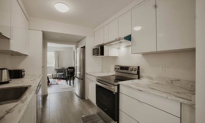 Hope House | Adorable 2 bedroom suite with free parking