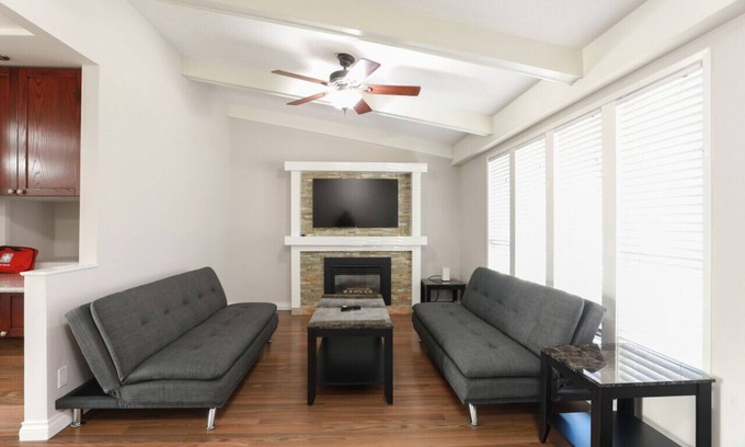 South Clearbrook House | Adorable 3 Bedroom Upper Floor